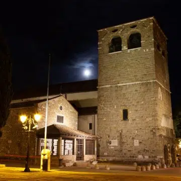 A Catedral de San Giusto é um majestoso marco do século XIV que coroa a colina histórica da cidade, formada pela união de duas igrejas mais antigas e que apresenta uma impressionante rosácea gótica e intrincados mosaicos bizantinos.