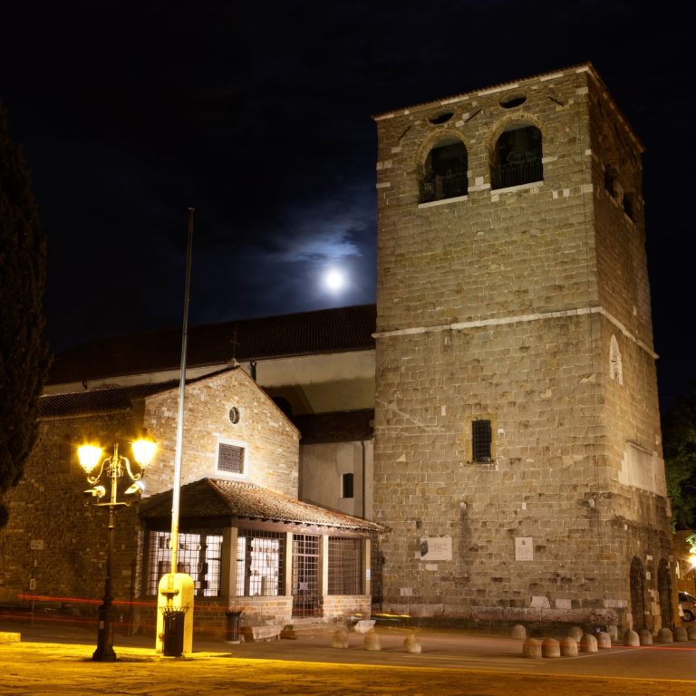 Caça ao tesouro e visita autoguiada a Trieste 2 A Catedral de San Giusto é um majestoso marco do século XIV que coroa a colina histórica da cidade, formada pela união de duas igrejas mais antigas e que apresenta uma impressionante rosácea gótica e intrincados mosaicos bizantinos.