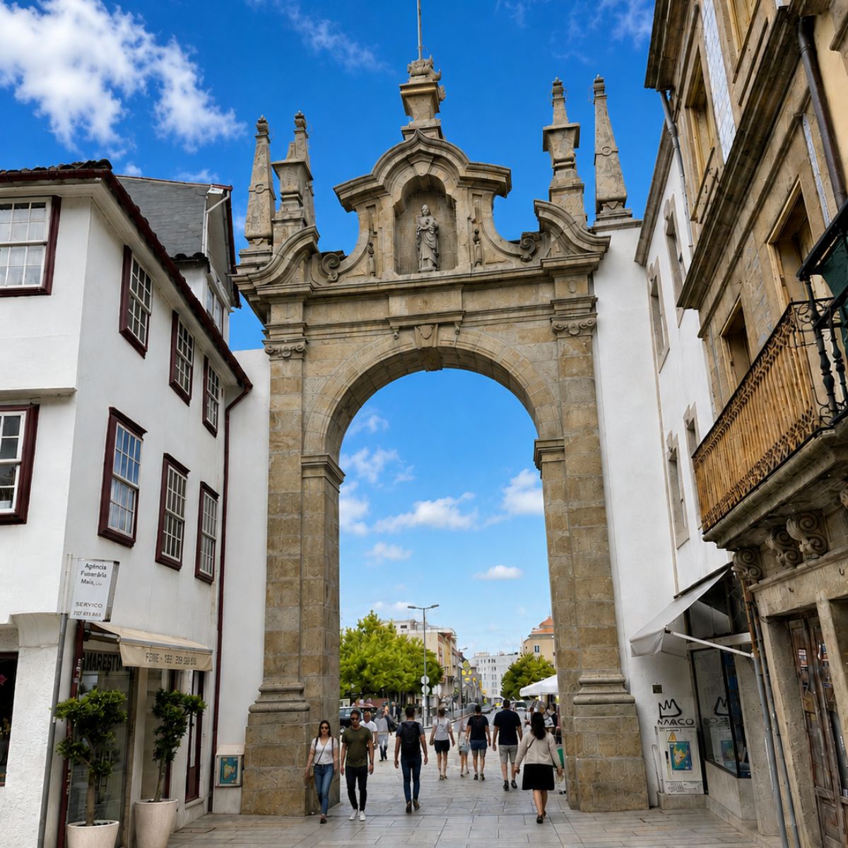 Schnitzeljagd und selbstgeführte Tour durch Braga 3 Der Arco da Porta Nova ist ein prächtiges barockes Tor, das mit seinem kunstvollen Mauerwerk und seinem zeitlosen Charme die Besucher im historischen Zentrum von Braga willkommen heißt.
