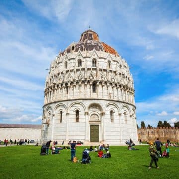 Het Battistero di San Giovanni in Pisa is een indrukwekkend, cirkelvormig doopkapel van marmer, dat bewonderd wordt om zijn sierlijke combinatie van romaanse en gotische architectuur en zijn opvallende koepeldak.