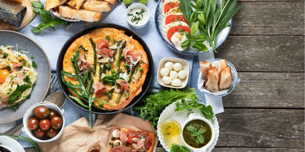 Scoprire Bergamo: Guida completa alle attività da non perdere 2 un tavolo con del cibo