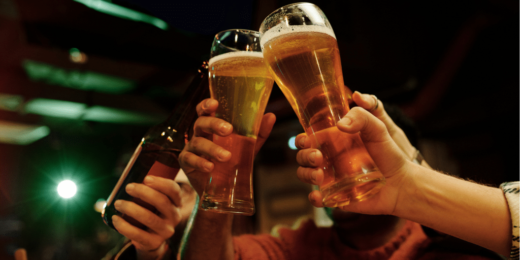 El itinerario definitivo de Dublín: Turismo, cata de cervezas y aventuras 2 un grupo de personas con vasos de cerveza en la mano