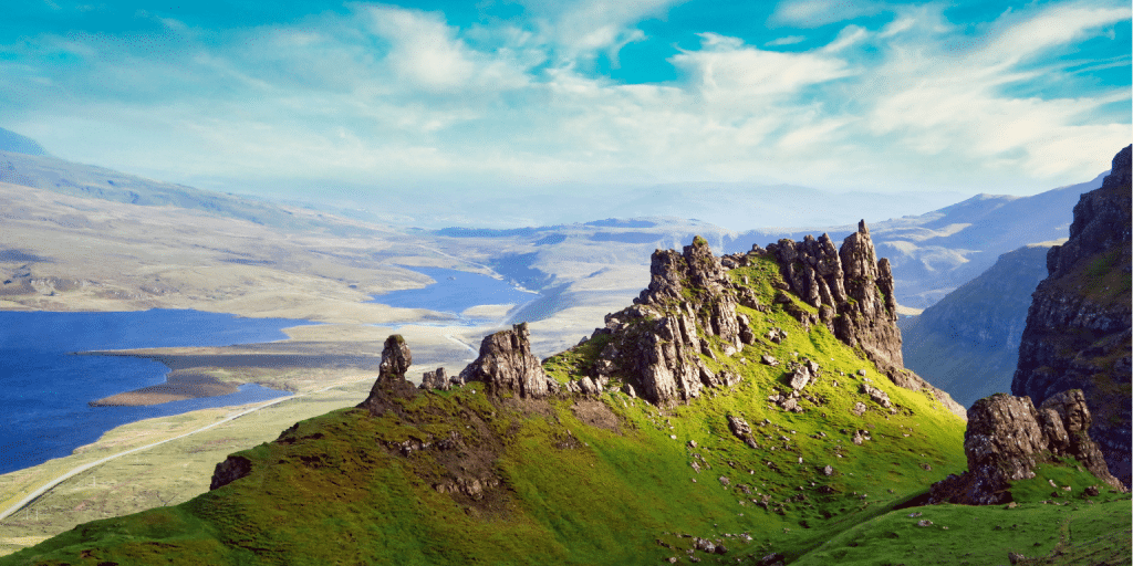 Edimburgo histórico: Guía de las mejores actividades de la ciudad 3 una montaña verde con rocas y un valle al fondo