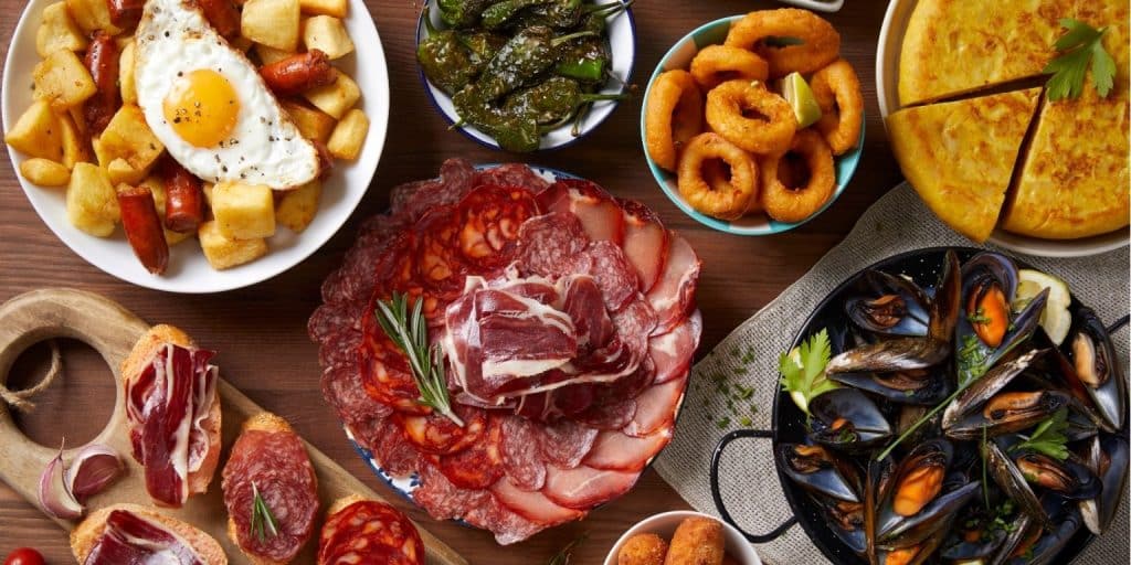 Granada erleben: Die besten Sehenswürdigkeiten, Essen und Tagesausflüge 3 ein Tisch voller Essen