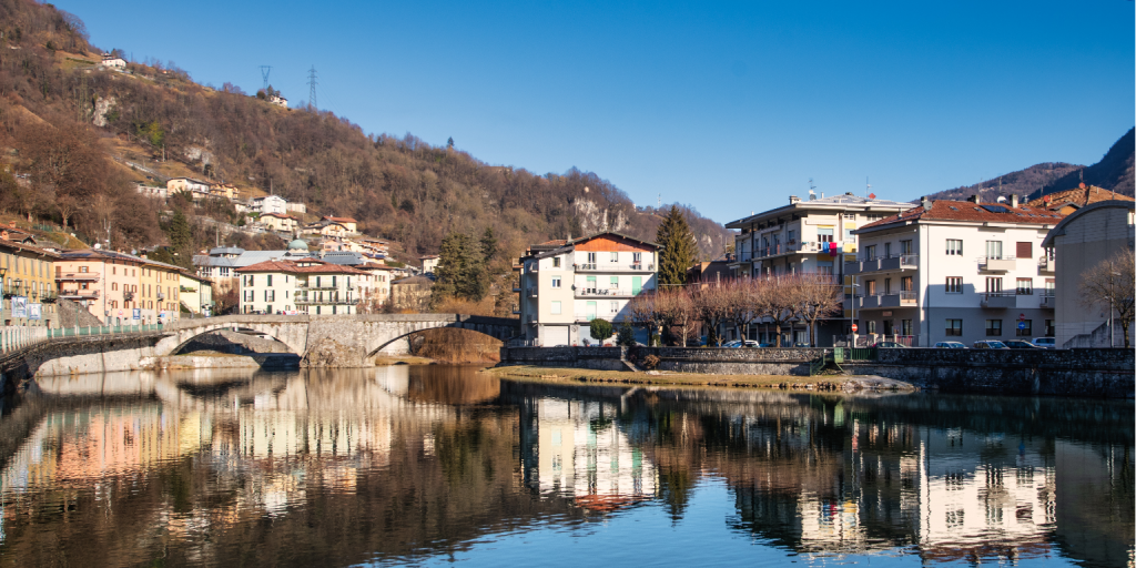 Scoprire Bergamo: Guida completa alle attività da non perdere 3 uno specchio d'acqua con edifici e un ponte