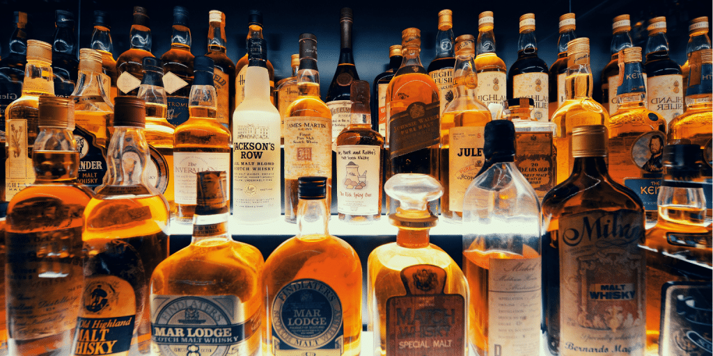 Edimburgo histórico: Guía de las mejores actividades de la ciudad 2 un grupo de botellas de alcohol