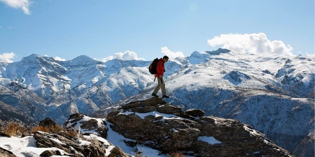 Granada erleben: Die besten Sehenswürdigkeiten, Essen und Tagesausflüge 4 ein Mann, der auf einem felsigen Berg wandelt
