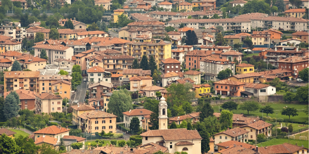 Scoprire Bergamo: Guida completa alle attività da non perdere 1 una città con molti edifici Bergamo