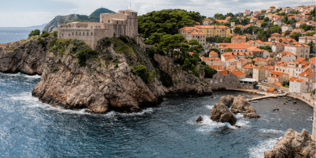 Von mittelalterlichen Schlössern bis zu Kreuzfahrten: Unverzichtbare Aktivitäten in Dubrovnik 2 eine Burg auf einer Klippe über dem Wasser