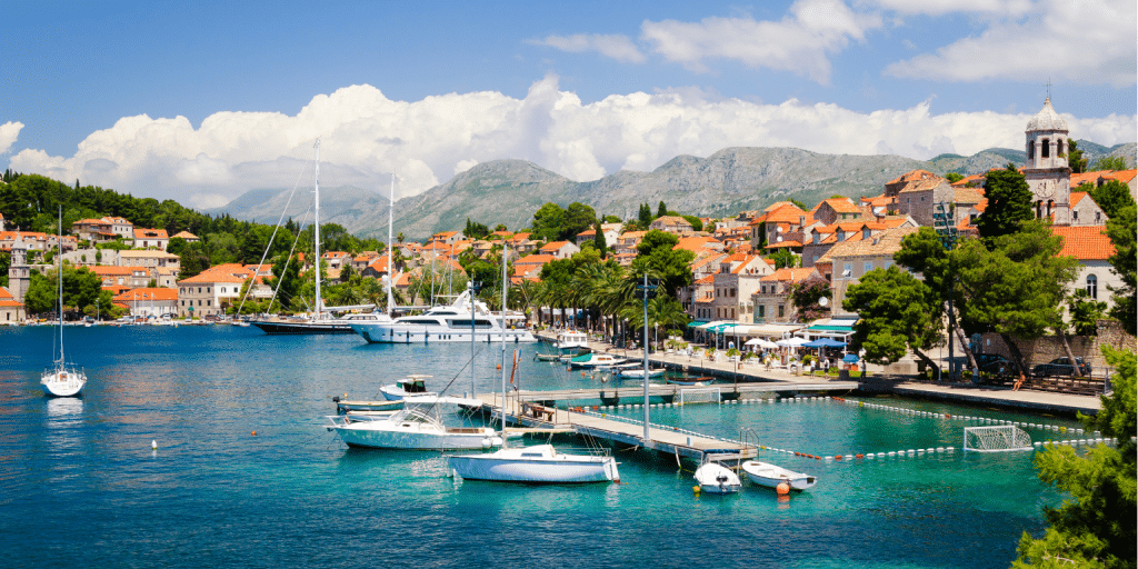 Von mittelalterlichen Schlössern bis zu Kreuzfahrten: Unverzichtbare Aktivitäten in Dubrovnik 3 ein Jachthafen mit Booten und Gebäuden im Hintergrund