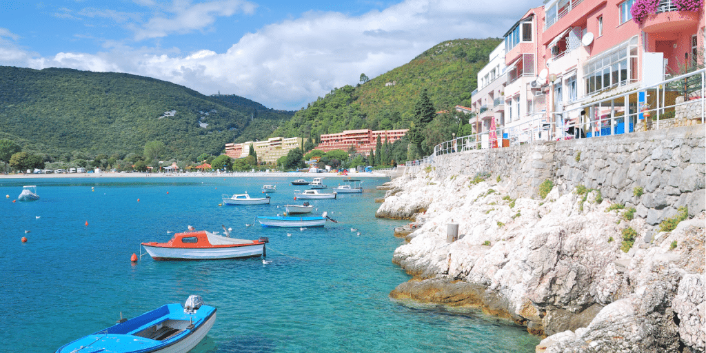 Von mittelalterlichen Schlössern bis zu Kreuzfahrten: Unverzichtbare Aktivitäten in Dubrovnik 4 Boote auf dem Wasser neben einem Gebäude