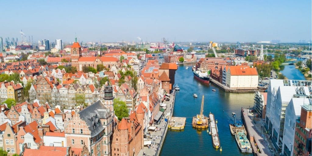 Danzigs bestgehütete Geheimnisse: Aktivitäten, die Sie nicht verpassen dürfen 2 ein Fluss mit Booten und Gebäuden