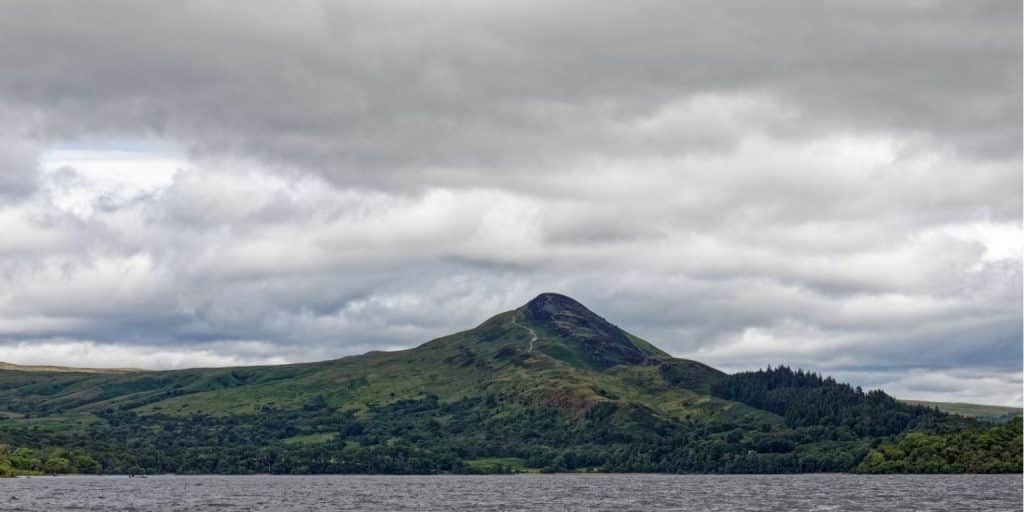 Reisgids voor Glasgow: Topactiviteiten en dagtochten 3 een berg met water glasgow
