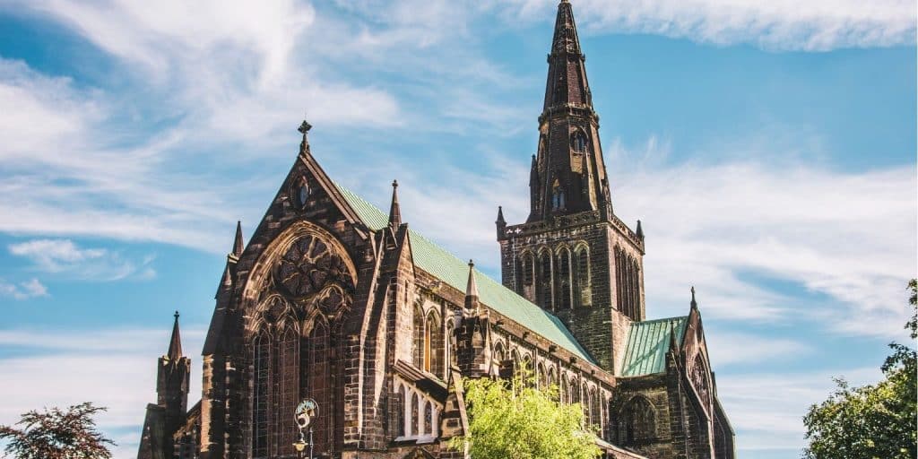 Reisgids voor Glasgow: Topactiviteiten en dagtochten 1 Kathedraal van Glasgow met een torenspits