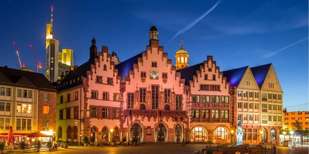 Odkryj Frankfurt: Architektura, jednodniowe wycieczki i nie tylko 1 budynek z zegarem z przodu