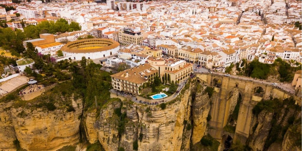 Granada erleben: Die besten Sehenswürdigkeiten, Essen und Tagesausflüge 2 eine Stadt mit einem Pool auf einer Klippe