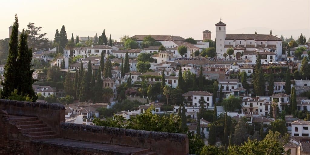 Granada erleben: Die besten Sehenswürdigkeiten, Essen und Tagesausflüge 1 eine Gruppe von Gebäuden mit Bäumen und einem Turm
