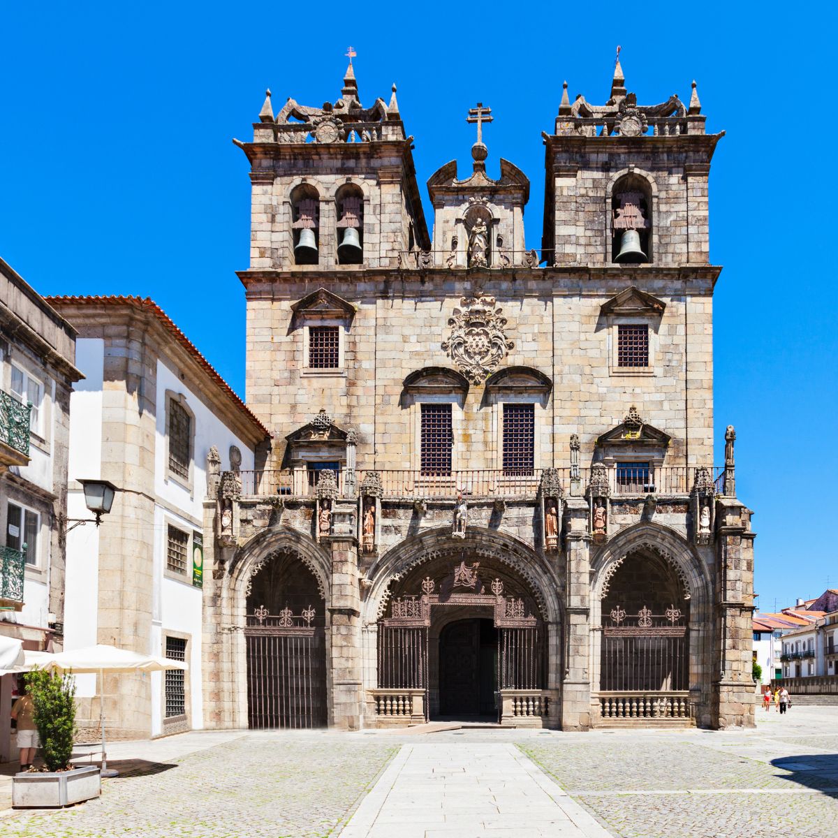 Schnitzeljagd und selbstgeführte Tour durch Braga 6 Die Kathedrale von Braga ist die älteste Kathedrale Portugals und bekannt für ihre beeindruckende Mischung aus architektonischen Stilen, kunstvollen Kapellen und jahrhundertelanger religiöser Geschichte.