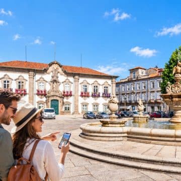 Het stadhuis van Braga is een elegant barok monument dat zich onderscheidt door zijn rijk versierde stenen gevel, sierlijke architectonische details en met bloemen versierde ramen die uitkijken op een van de charmante historische pleinen van de stad.