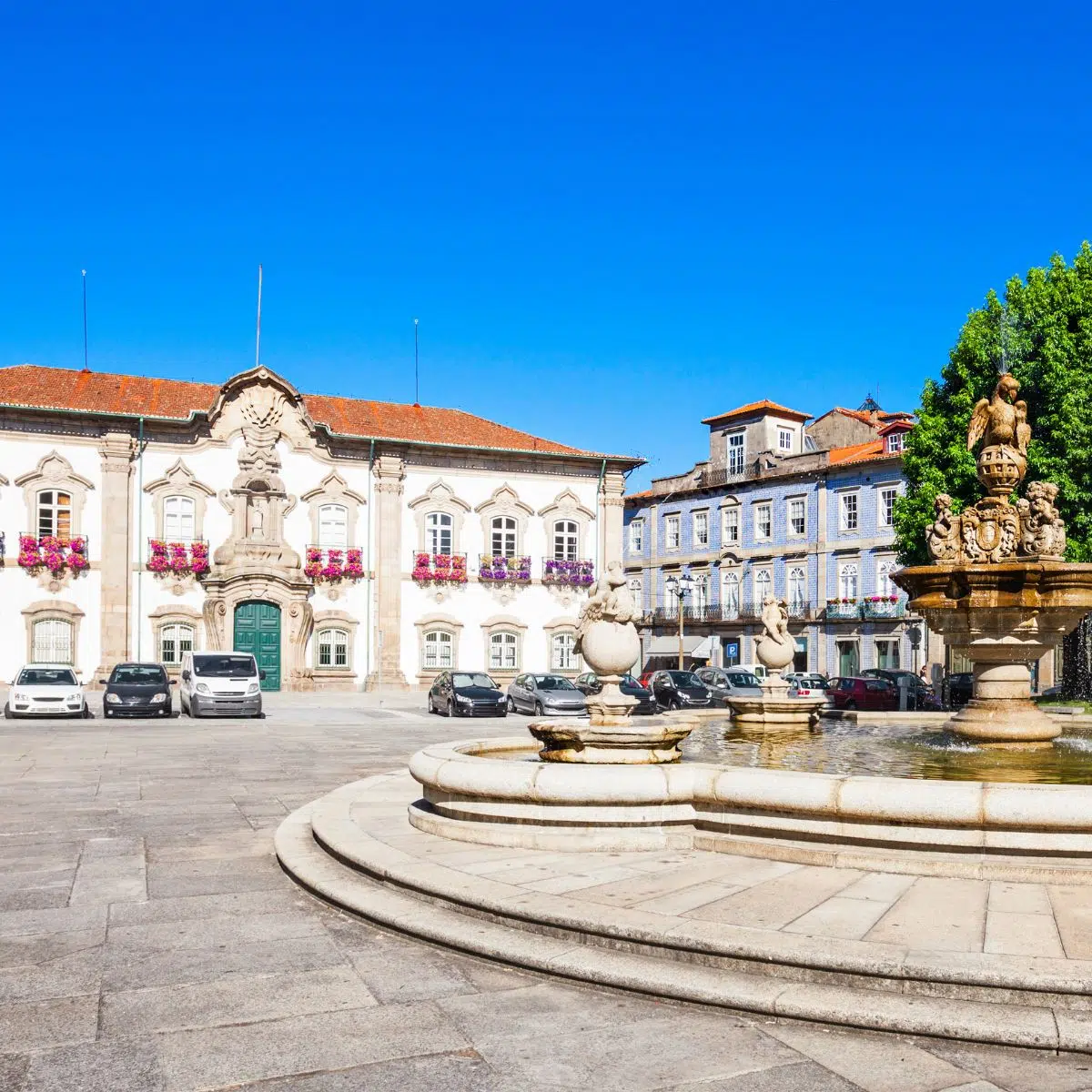 Schnitzeljagd und selbstgeführte Tour durch Braga 2 Das Rathaus von Braga ist ein elegantes historisches Wahrzeichen, das für seine anmutige Architektur und seine zentrale Lage in einer der ältesten und lebendigsten Städte Portugals bewundert wird.