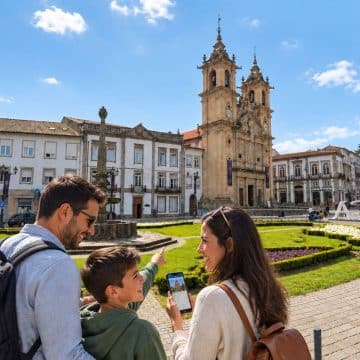 De Heilige Kruiskerk in Braga is een elegant barok monument dat bewonderd wordt om zijn rijk versierde stenen gevel, sierlijke dubbele klokkentorens en verfijnde architectonische details.