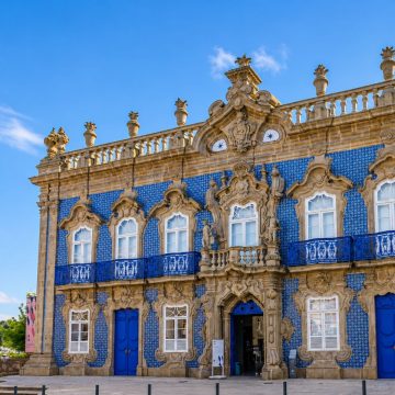 Der Palácio do Raio ist ein atemberaubender Barockpalast, der für seine auffällige blau gekachelte Fassade und seine reich verzierte Architektur bekannt ist, die ihn zu einem der Wahrzeichen von Braga machen.