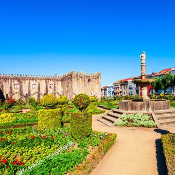 Der Santa-Bárbara-Garten ist ein wunderschön angelegter Garten mit farbenfrohen Blumen, gepflegten Hecken und einem malerischen Blick auf die historische mittelalterliche Architektur von Braga.