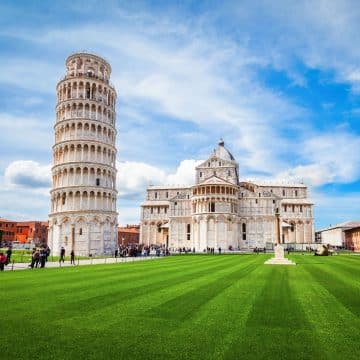 De Scheve Toren van Pisa is een wereldberoemde middeleeuwse klokkentoren, die direct te herkennen is aan zijn opmerkelijke scheefstand, elegante arcades van wit marmer en kenmerkende romaanse architectuur.