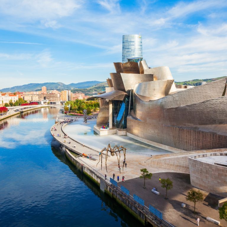 Speurtocht en rondleiding op eigen houtje door Bilbao 2 Het Guggenheim Museum Bilbao is een majestueus titanium monument waar grote vloeiende rondingen en moderne kunst een monumentaal meesterwerk vormen.