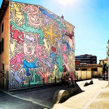 Tuttomondo é um mural vibrante e de grande escala criado por Keith Haring em 1989 na parede exterior da Igreja de Sant'Antonio Abate, simbolizando a paz e a harmonia mundiais.