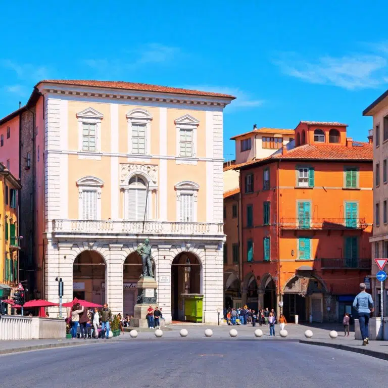 Caça ao tesouro e visita autoguiada a Pisa 4 A Piazza Giuseppe Garibaldi é uma animada praça ribeirinha situada à entrada do Borgo Stretto, centrada em torno de uma proeminente estátua de bronze do famoso revolucionário italiano.