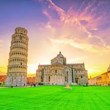 A Torre Inclinada de Pisa e a Catedral de Pisa são marcos emblemáticos situados na Piazza dei Miracoli, constituindo obras-primas da arquitetura medieval.