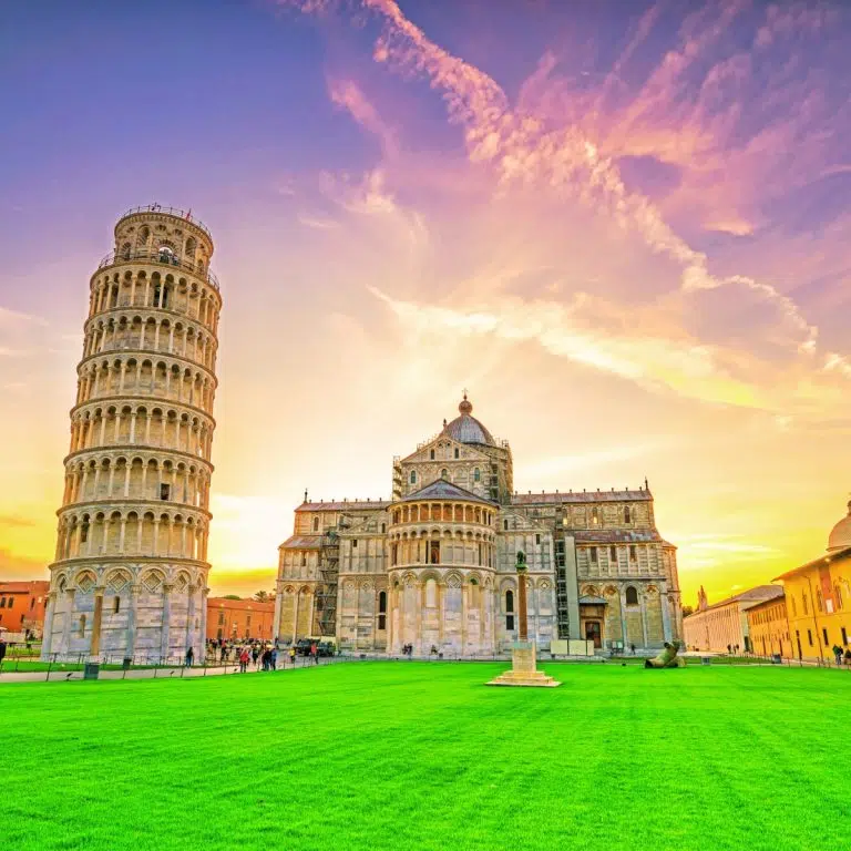Caça ao tesouro e visita autoguiada a Pisa 3 A Torre Inclinada de Pisa e a Catedral de Pisa são marcos emblemáticos situados na Piazza dei Miracoli, constituindo obras-primas da arquitetura medieval.