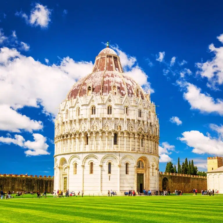 Caça ao tesouro e visita autoguiada a Pisa 2 O Batistério de Pisa é uma magnífica estrutura de mármore famosa pela sua mistura única de arquitetura românica e gótica.