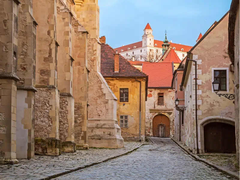 Ciekawostki o Bratysławie: Ukryte skarby, lokalne legendy i obowiązkowe atrakcje 4 Ciekawostki o Bratysławie i lokalne legendy