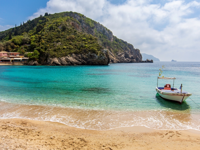 Les délices de Corfou : Le guide du voyageur pour les meilleures expériences de la ville 2 un bateau sur une plage