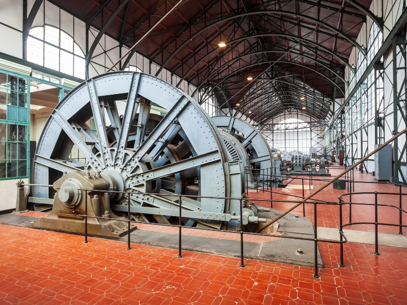 "Découvrir Dortmund : un guide de l'architecture, de la bière et d'autres choses encore" 2 grandes machines métalliques dans un bâtiment