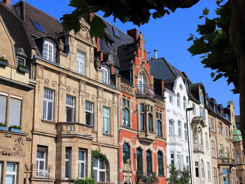Van Altbier tot Architectuur: Het ultieme avontuur in Düsseldorf 2 een rij gebouwen met bomen op de achtergrond