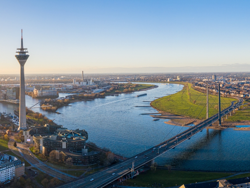 Van Altbier tot Architectuur: Het ultieme avontuur in Düsseldorf 1 een brug over een rivier