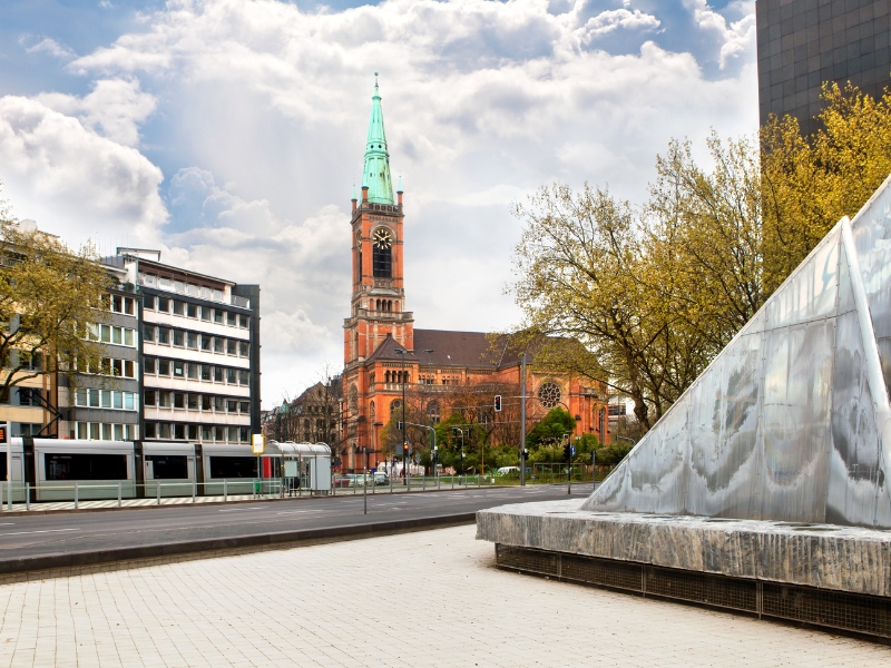 Van Altbier tot Architectuur: Het ultieme avontuur in Düsseldorf 3 een groot gebouw met een klokkentoren