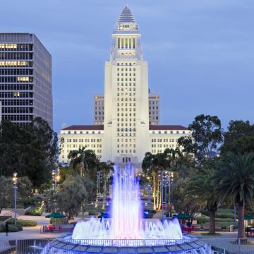 Il City Hall Park Center è uno spazio verde storico e panoramico che incornicia l'iconica architettura del Civic Center di Los Angeles, offrendo ai viaggiatori una tranquilla piazza del centro per ammirare il grandioso edificio del municipio in stile Art Déco.