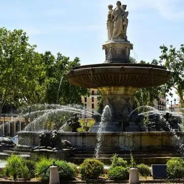 La elegante Fontaine de la Rotonde es la gran fuente emblemática de Aix-en-Provence, con impresionantes esculturas, cascadas de agua y un animado ambiente a las puertas del centro histórico de la ciudad.