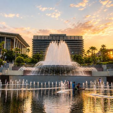 Il Gloria Molina Grand Park è una vivace oasi urbana di 12 acri nel cuore del centro di Los Angeles, con una maestosa fontana a membrana, prati verdi e vivaci eventi comunitari, perfetta per i viaggiatori in cerca di relax o di cultura locale.