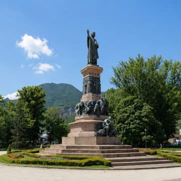 Located right in front of the train station, Piazza Dante is a sprawling landscaped garden square centered around Cesare Zocchi's monumental nineteenth-century bronze statue of Dante Alighieri.