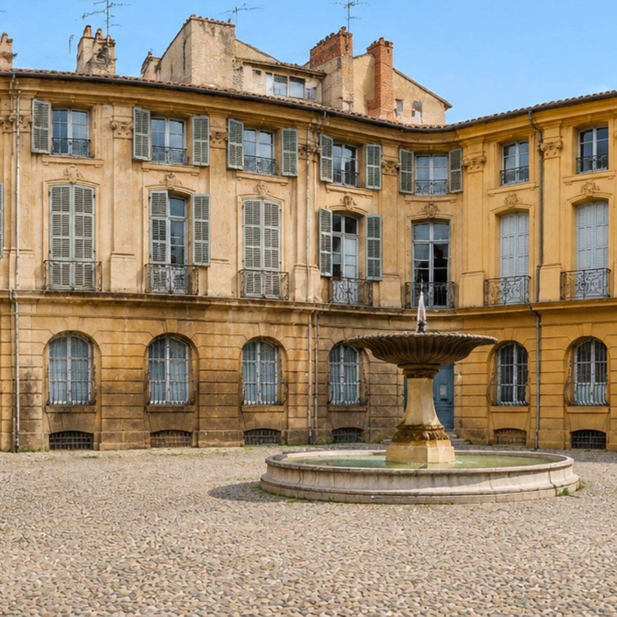 Búsqueda del tesoro y recorrido autoguiado por Aix-en-Provence 5 La encantadora Place d'Albertas es una pintoresca plaza del siglo XVIII situada en el corazón de Aix-en-Provence, conocida por su elegante arquitectura barroca, su apacible fuente y su romántico ambiente provenzal.