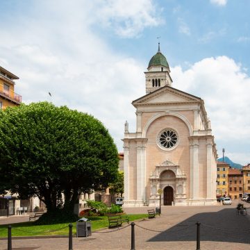 Santa Maria Maggiore to piękny renesansowy kościół w samym sercu Trydentu, najbardziej znany z tego, że gościł ważne sesje historycznego Soboru Trydenckiego oraz z eleganckiej biało-różowej kamiennej fasady, bogato zdobionego wnętrza i imponującej rozety.