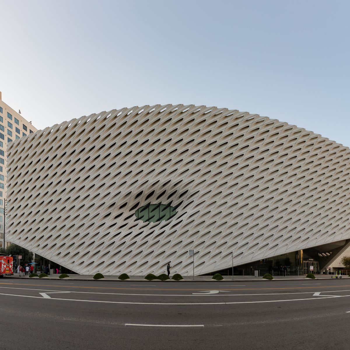 Caccia al tesoro e tour autoguidato a Los Angeles 4 Il Broad è uno straordinario museo d'arte contemporanea nel centro di Los Angeles, famoso per il suo innovativo esterno a nido d'ape "a velo e a volta" e per l'impressionante collezione di capolavori del dopoguerra, tra cui le iconiche Infinity Mirror Rooms di Yayoi Kusama.