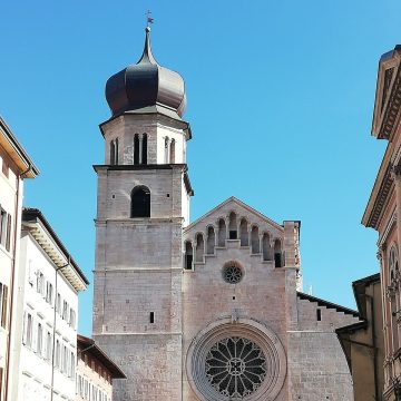 Katedra w Trydencie to kultowa romańsko-gotycka katedra w mieście, słynąca z uderzającej architektury z białego kamienia, dużej rozety i centralnej roli podczas historycznego Soboru Trydenckiego, co czyni ją jednym z najważniejszych zabytków religijnych i kulturowych w północnych Włoszech.
