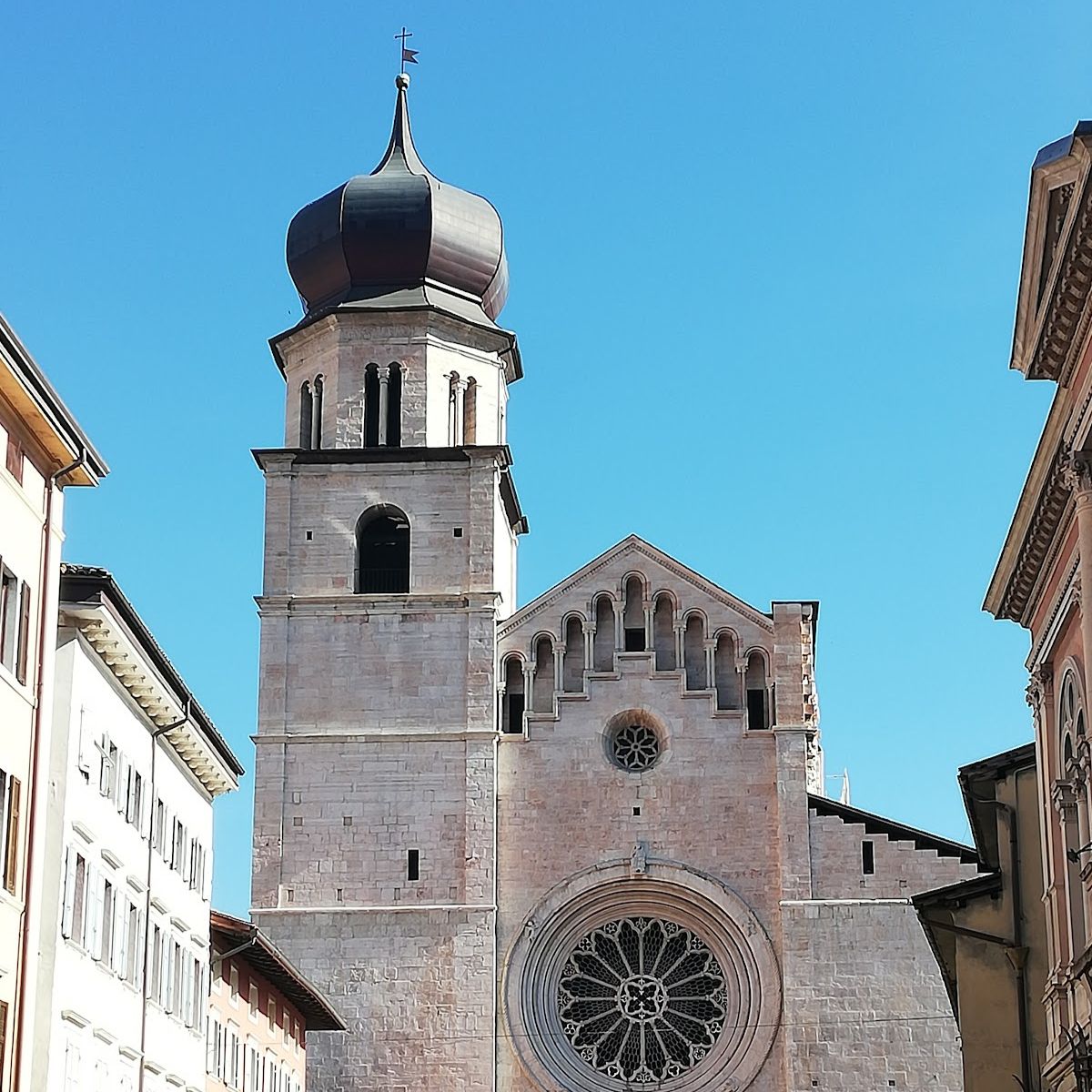 Zabawa w poszukiwanie skarbów i samodzielna wycieczka po Trydencie 6 Katedra w Trydencie to kultowa romańsko-gotycka katedra w mieście, słynąca z uderzającej architektury z białego kamienia, dużej rozety i centralnej roli podczas historycznego Soboru Trydenckiego, co czyni ją jednym z najważniejszych zabytków religijnych i kulturowych w północnych Włoszech.
