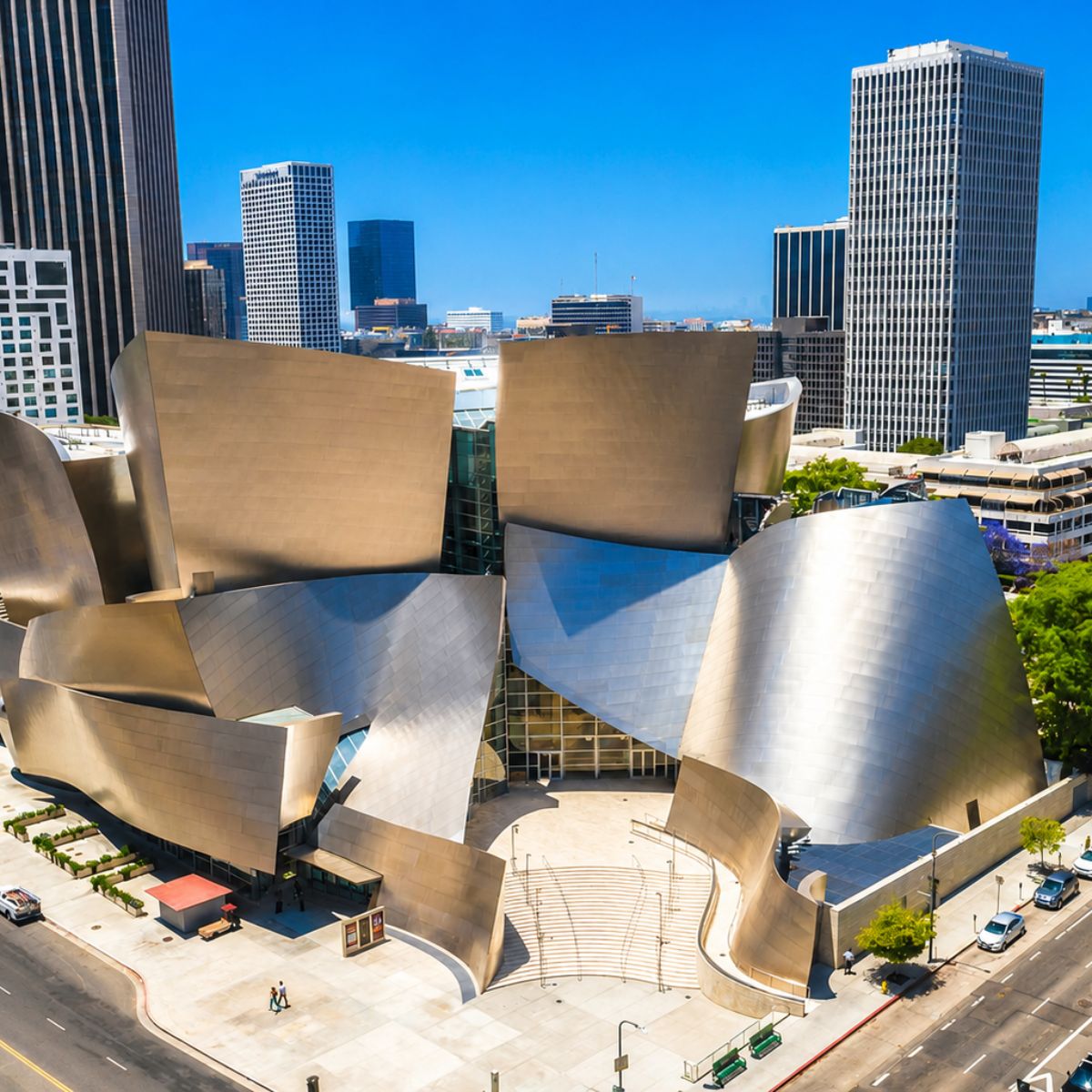 Caccia al tesoro e tour autoguidato a Los Angeles 5 La Walt Disney Concert Hall è un capolavoro architettonico progettato da Frank Gehry, rinomato per il suo esterno in acciaio inossidabile a forma di vela e per l'acustica di livello mondiale che offre ai visitatori un'esperienza musicale senza pari nel centro di Los Angeles.